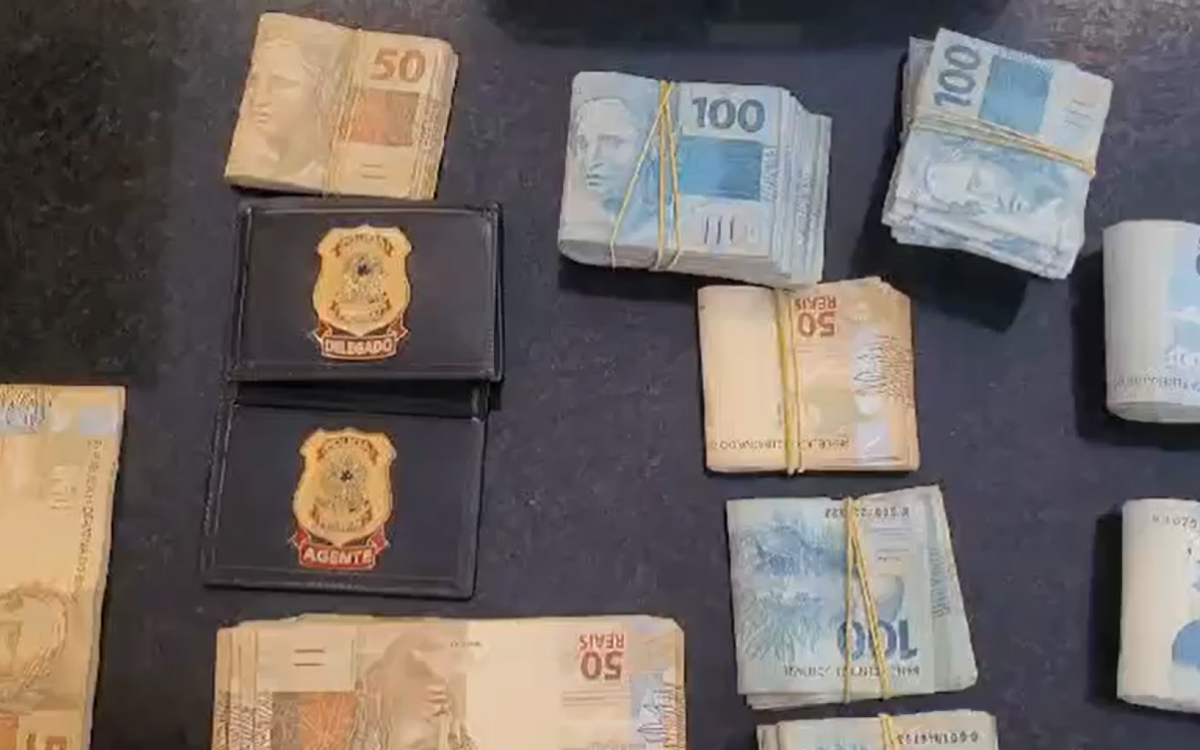 Dinheiro apreendido na casa de um dos alvos da operação