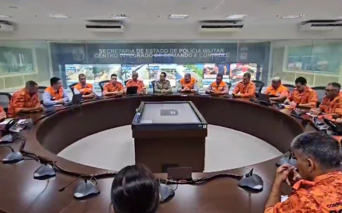 Reunião no gabinete de crise criado para intensificar o combate aos incêndios florestais