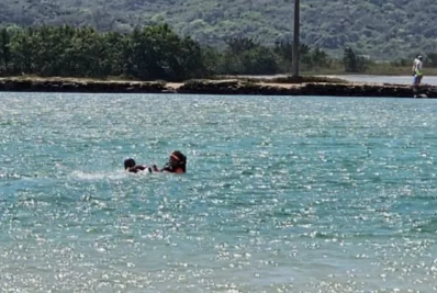 Guarda marítima e ambiental resgata criança na Ilha do Japonês, em Cabo Frio