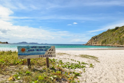 Alunos da rede estadual de Arraial do Cabo promovem mutirão de limpeza na Praia do Pontal