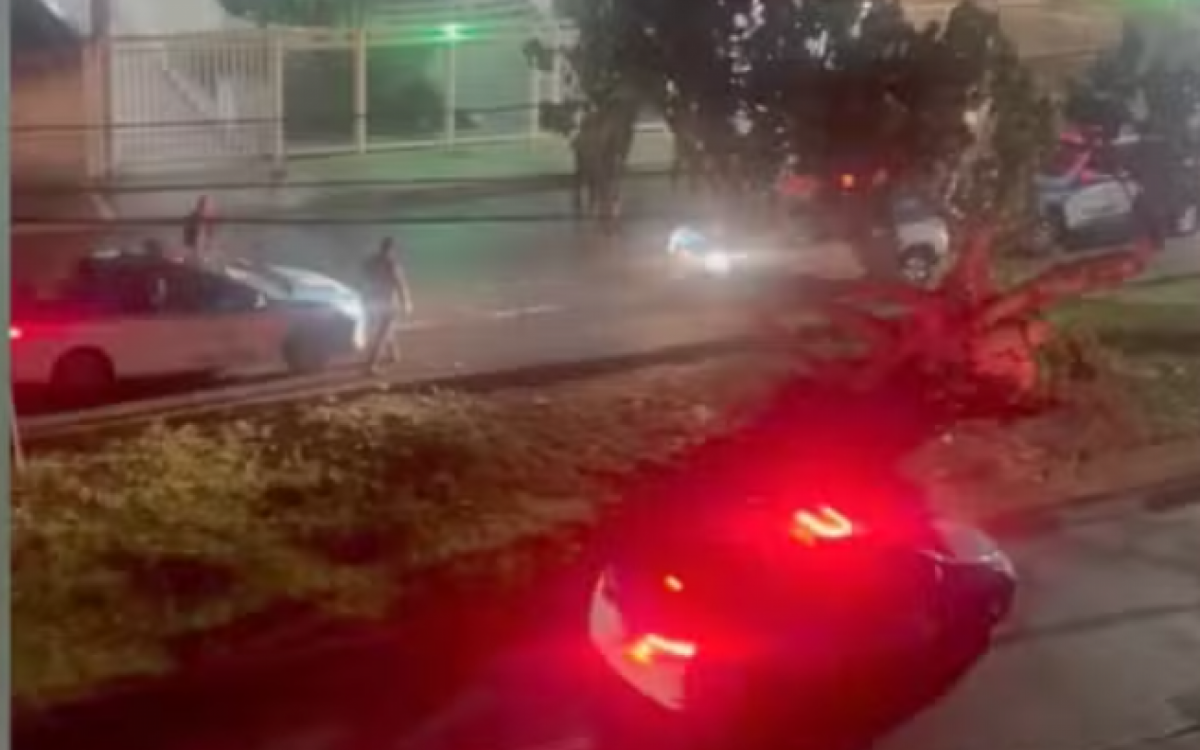 Movimentação de moradores e viaturas na Avenida Afonso de Taunay 