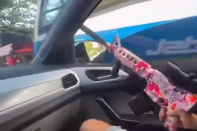 Influencer circula em carro apontando arma de gel para moradores de bairro na Zona Oeste