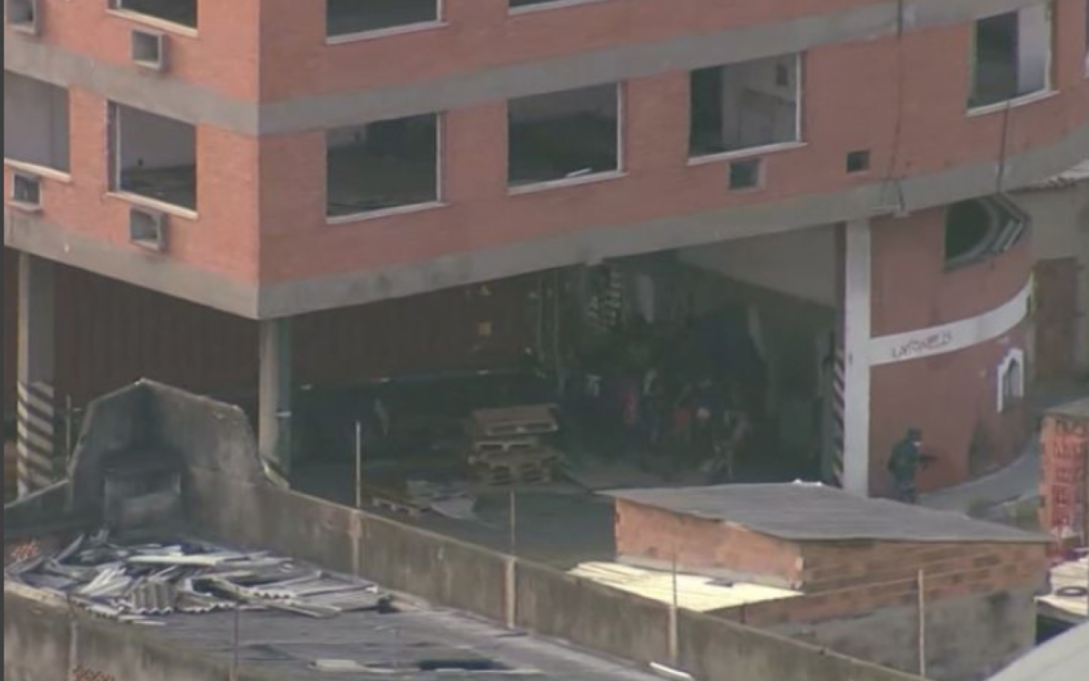 Caminhão de cerveja sendo descarregado em uma garagem desativada na Nova Holanda