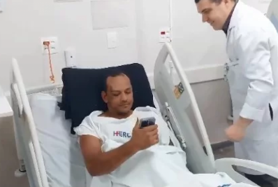 Momento emocionante: Pai vê filha pela primeira vez após acidente gravíssimo em Cabo Frio