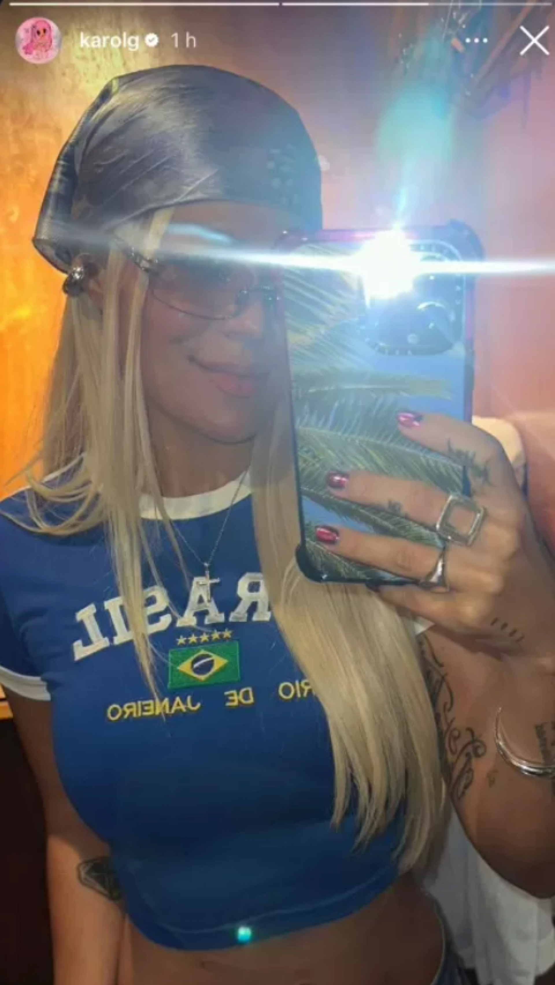 Karol G agita fãs ao surgir com camiseta do Brasil antes de show - Foto: Reprodução
