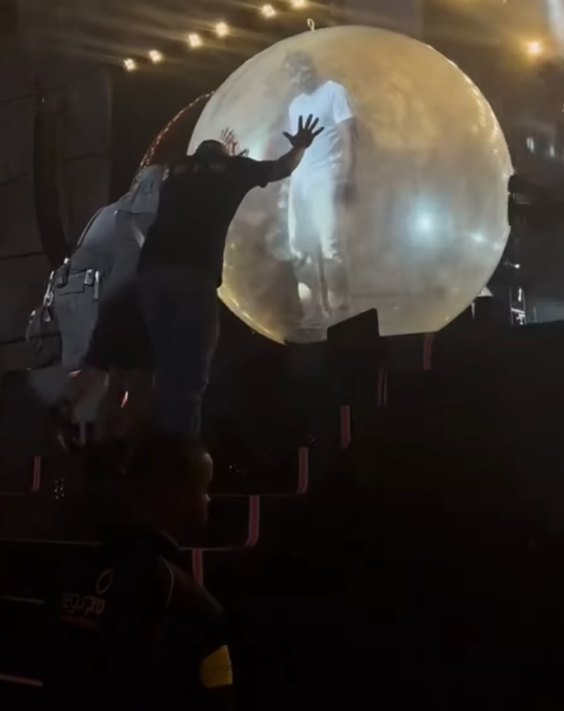 Akon pretendia surfar sobre a plateia em uma bola inflável, mas o imprevisto interrompeu o show - reprodução Instagram