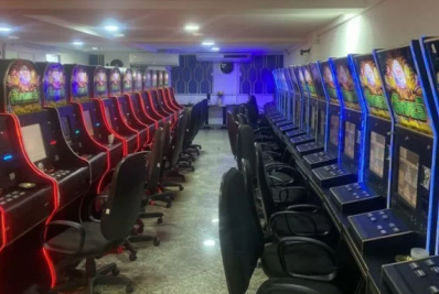 PM apreende caça-níqueis em cassino clandestino no centro de Cabo Frio