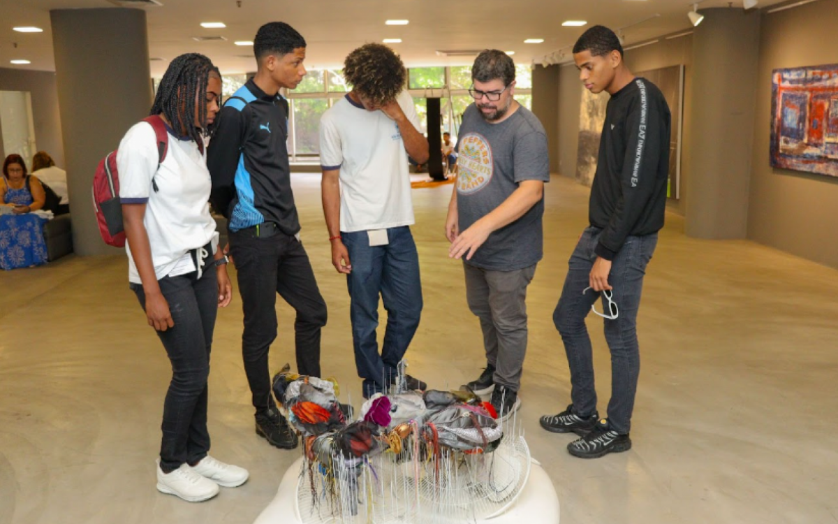 Os estudantes viram uma mostra de arte no salão de exposição, se divertiram com uma atividade musical sobre ritmos argentinos e participaram de um bate-papo com a escritora adolescente Maya Cristy