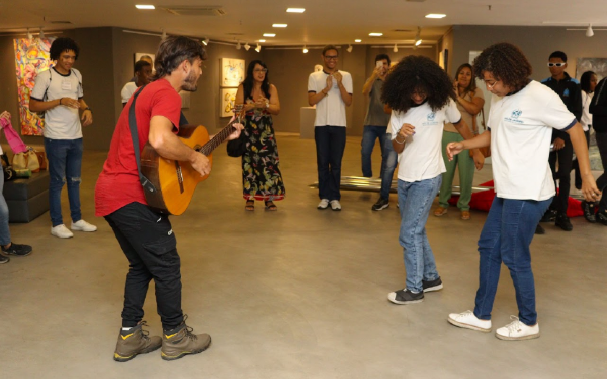 Os estudantes se divertiram com uma atividade musical sobre ritmos argentinos e participaram de um bate-papo com a escritora adolescente Maya Cristy