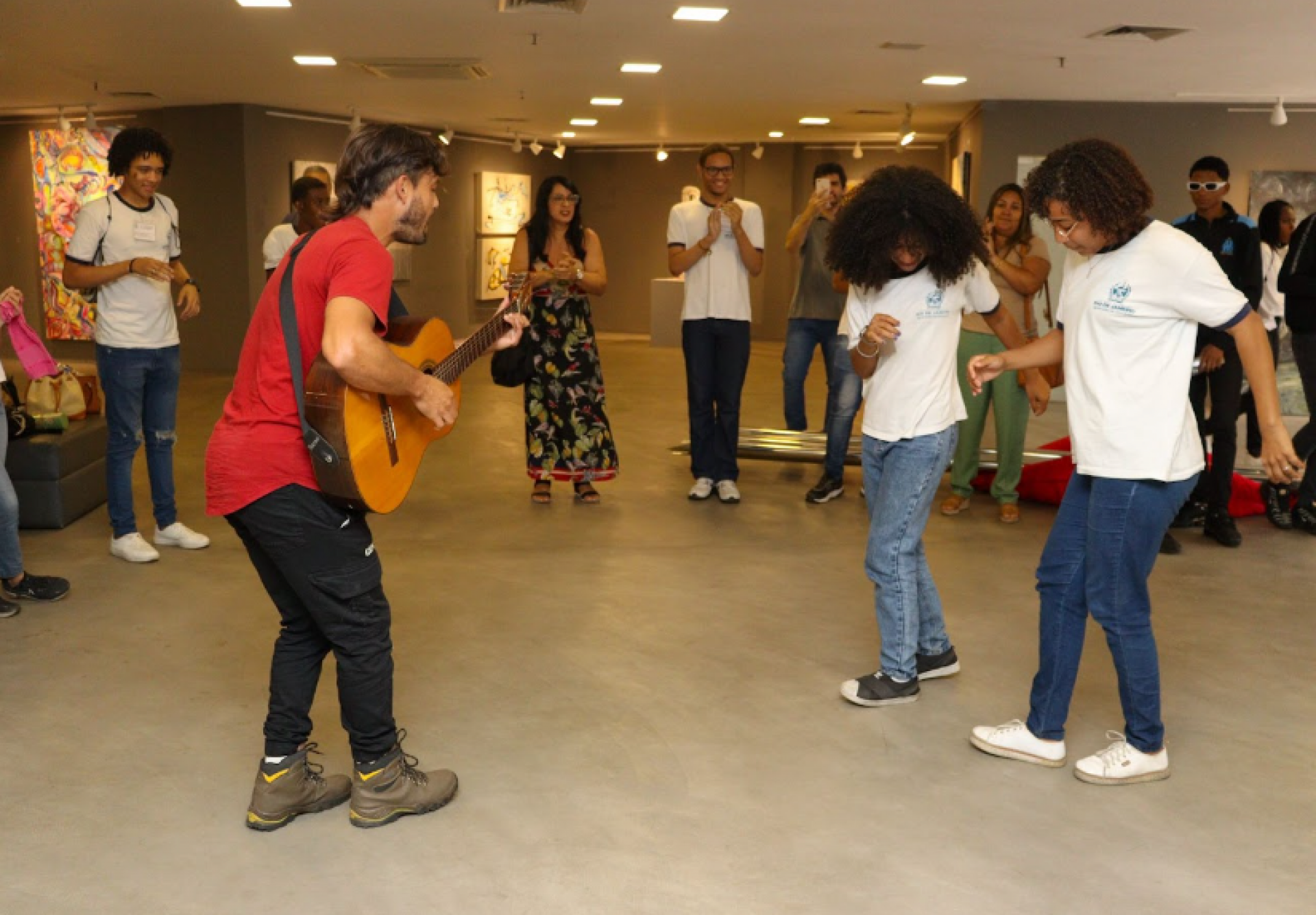 Os estudantes se divertiram com uma atividade musical sobre ritmos argentinos e participaram de um bate-papo com a escritora adolescente Maya Cristy - Ana Cabral - Seeduc-RJ