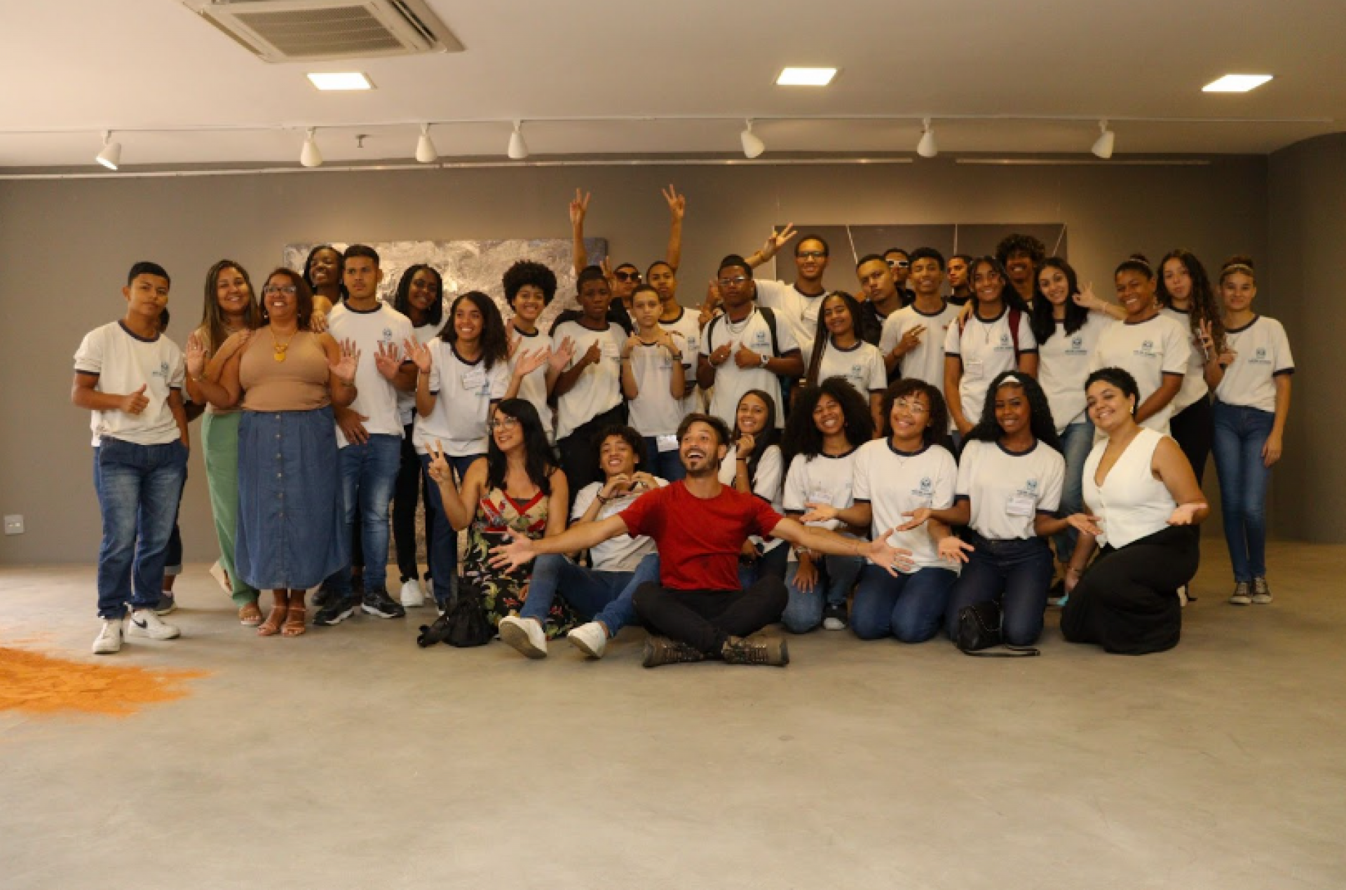 O c&ocirc;nsul-geral, Maximiliano Alaniz, encarregado do setor cultural, deu boas-vindas aos estudantes de Nil&oacute;polis no audit&oacute;rio - Ana Cabral - Seeduc-RJ