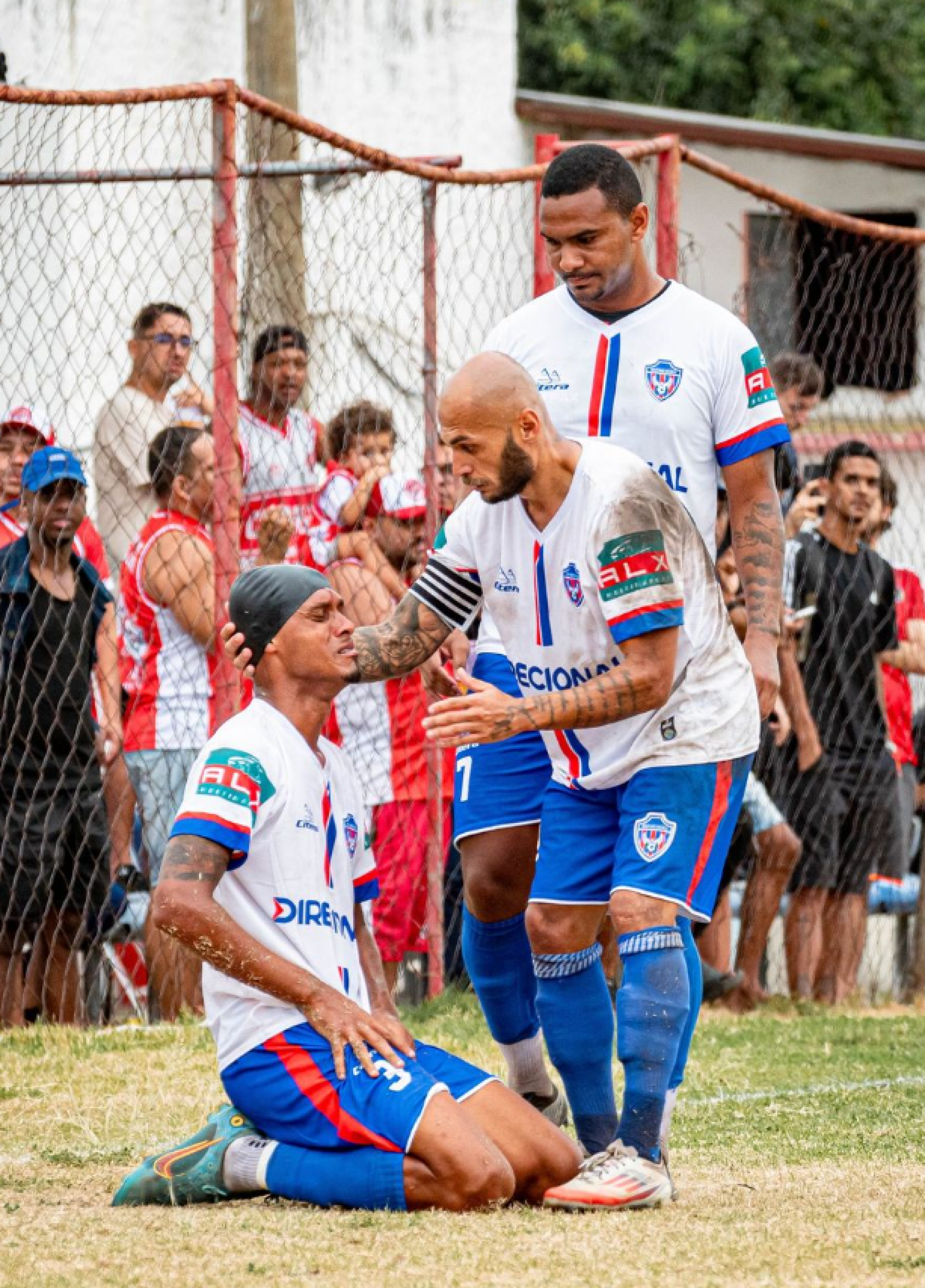 Mesmo com um corte na cabeça, o zagueiro Renan voltou pro jogo e marcou o segundo gol do Belford Roxo  - William Davoli / SEBR