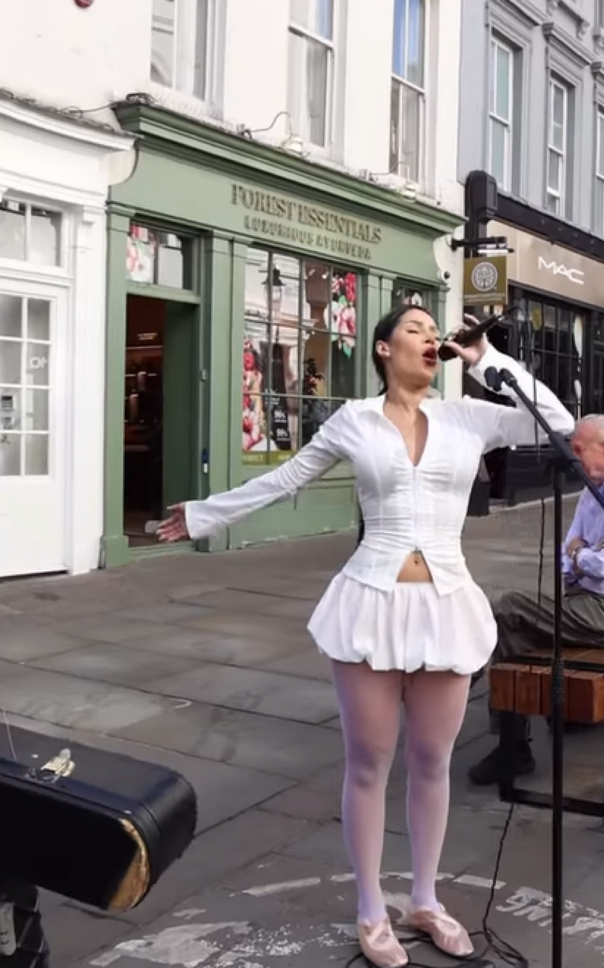 Ex-BBB Flay canta nas ruas de Londres  - Reprodução/Instagram