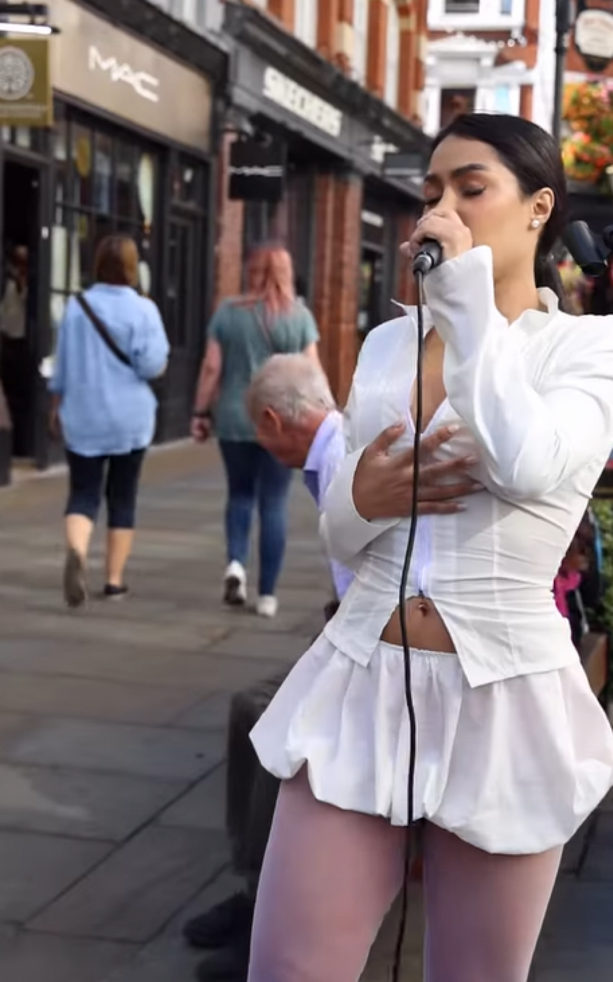 Ex-BBB Flay canta nas ruas de Londres  - Reprodução/Instagram