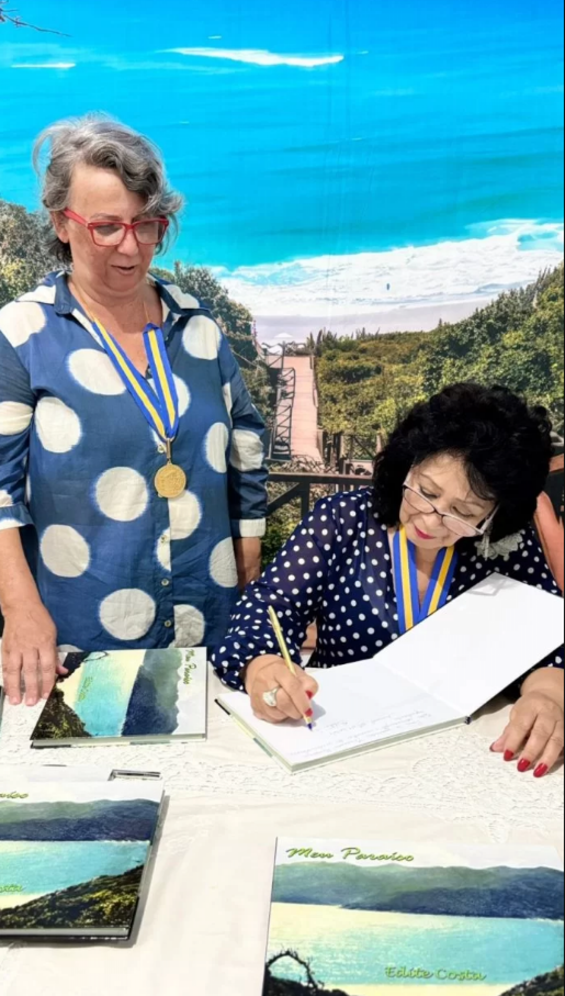 Escritora Edite Costa autografando livro 