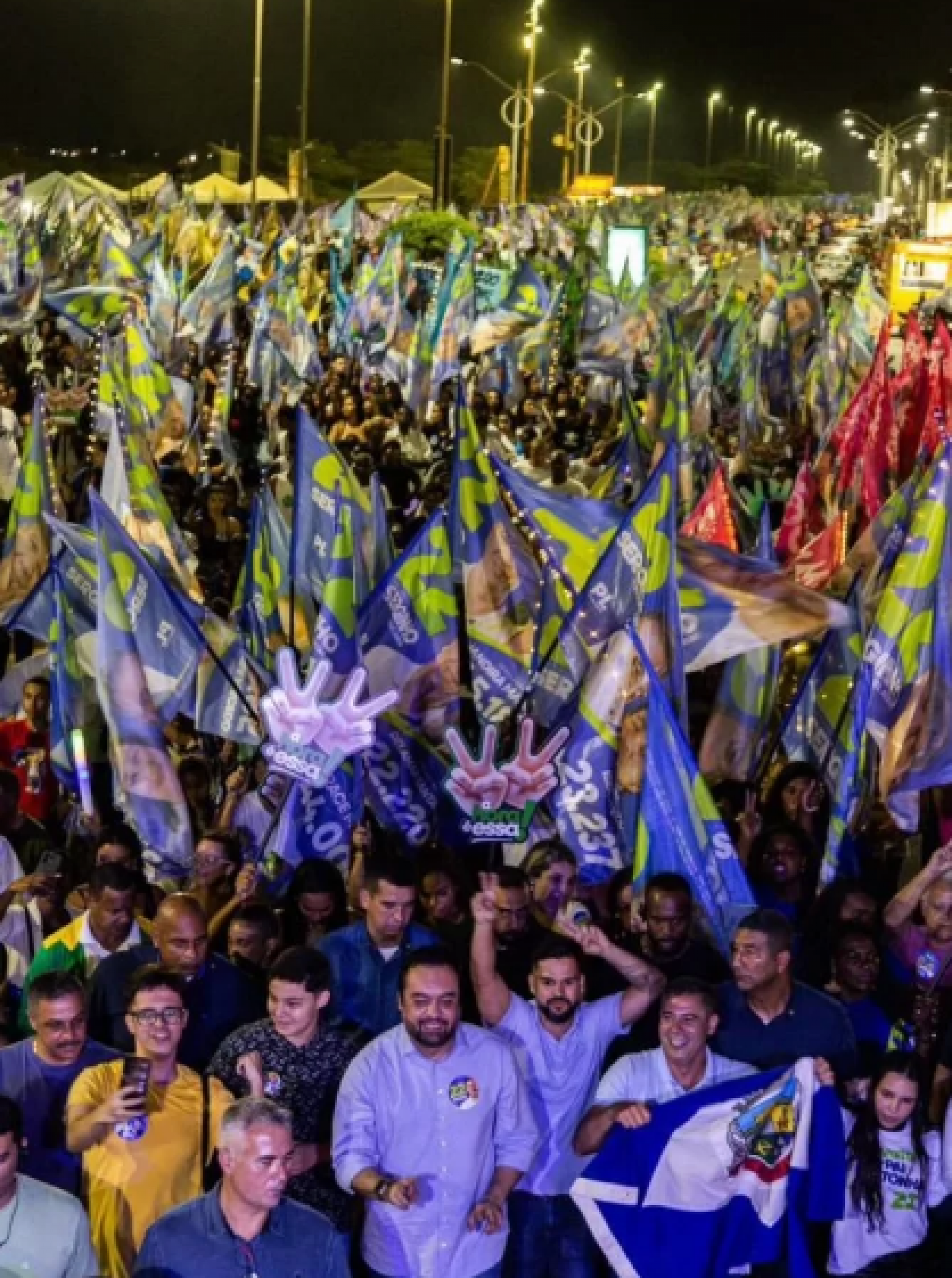De acordo com organização do evento, cerca de 20 mil pessoas acompanharam caminhada
