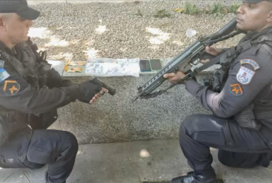 PM prende suspeito com anotação criminal e sacola com drogas no Maringá em Belford Roxo