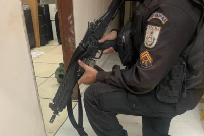 PM apreende pinos de cocaína durante operação no Jardim Esperança, em Cabo Frio