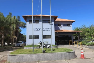 Homem é preso acusado de queimar namorada com cigarro após discussão em São Pedro da Aldeia