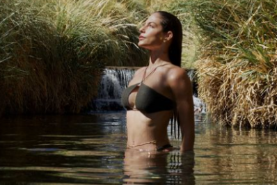 Mari Gonzalez esbanja boa forma em cliques de biquíni