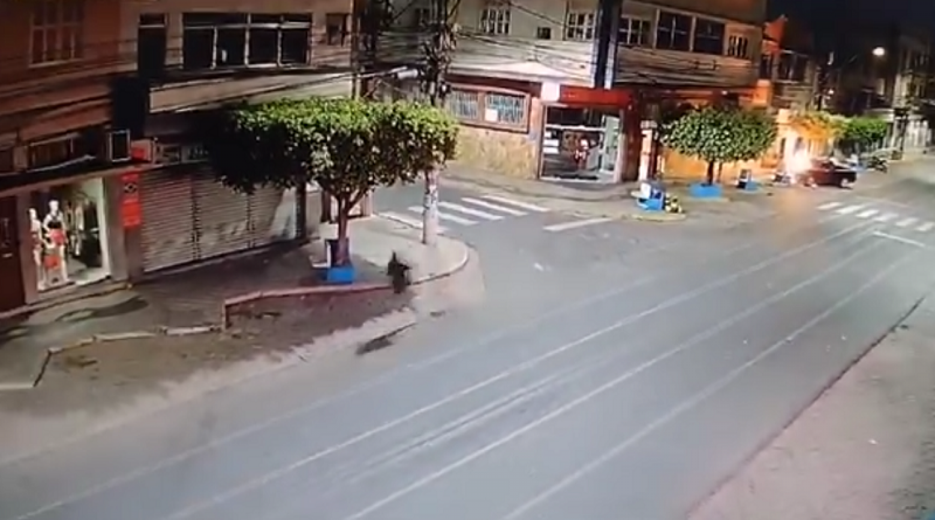 No canto superior à direita, veículo em chamas