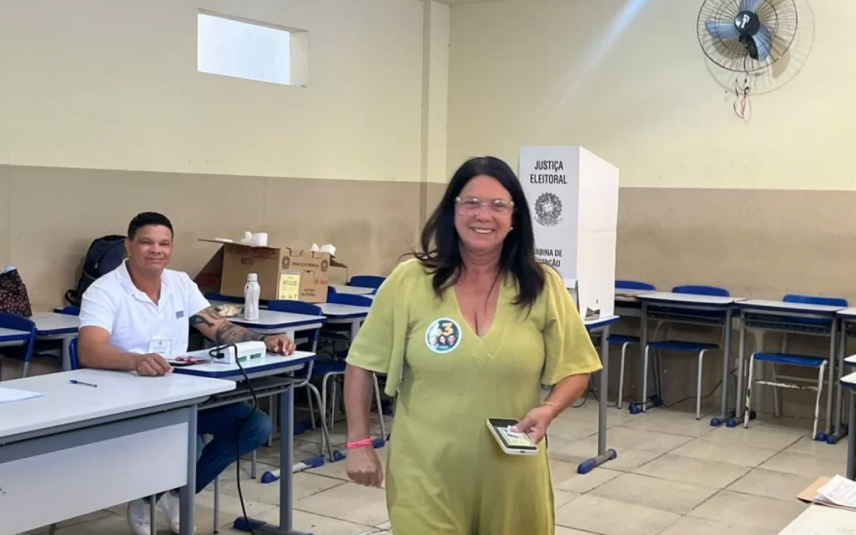 Prefeita Magdala Furtado
no local de votação (PV)