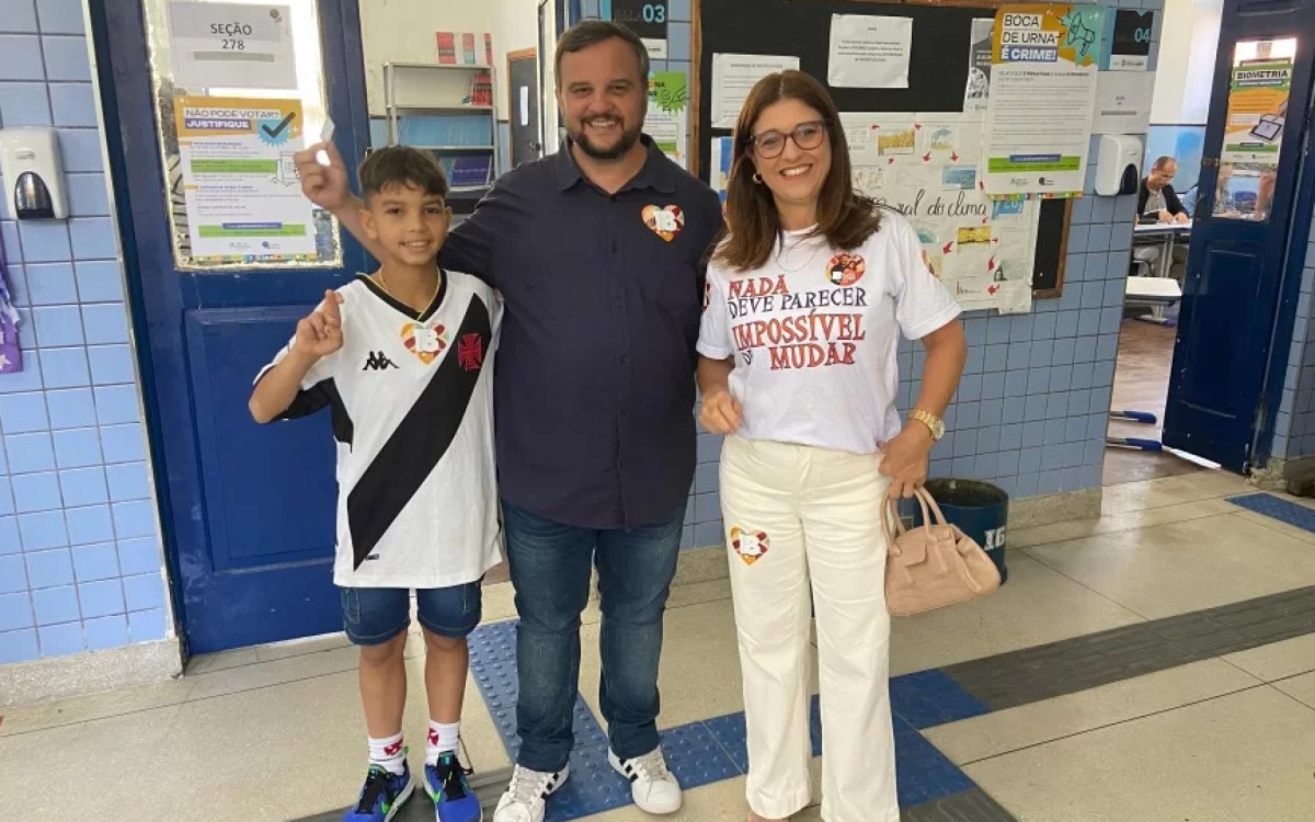 Candidato a prefeito Rafael Peçanha (REDE)
ao lado do flho e da vice
Leila Tomazinho (PSOL)