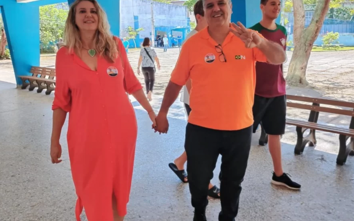 Candidato a prefeito Fernando
Luiz Cardoso (NOVO) ao lado da esposa