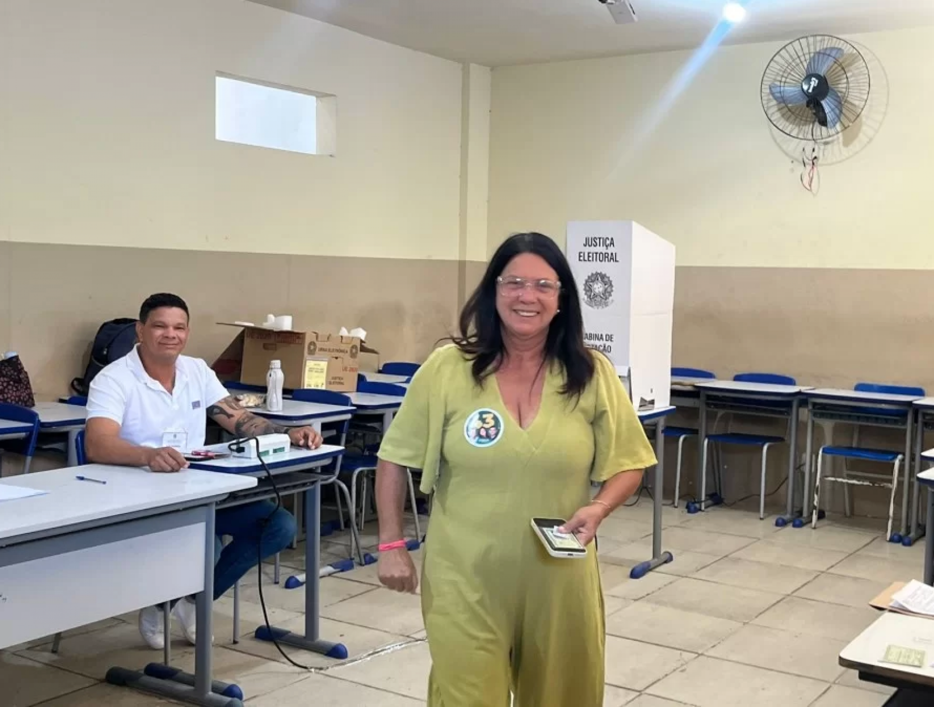 Prefeita Magdala Furtado no local de vota&ccedil;&atilde;o (PV) - Reprodu&ccedil;&atilde;o/Rede social 