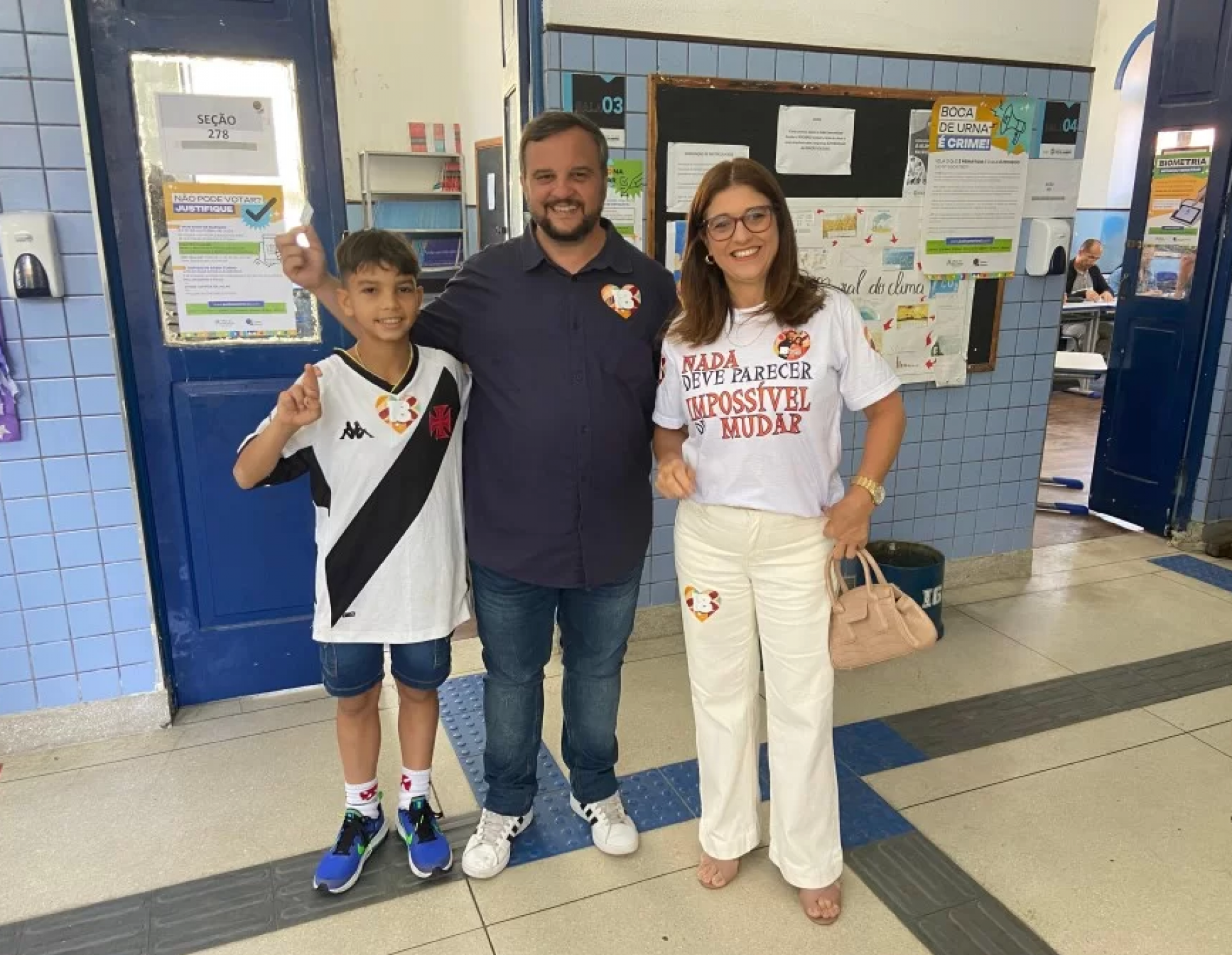 Candidato a prefeito Rafael Pe&ccedil;anha (REDE) ao lado do flho e da vice Leila Tomazinho (PSOL) - Reprodu&ccedil;&atilde;o/Rede social 