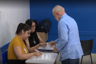 Lula vota em São Bernardo e critica 'candidatos que só sabem provocar'