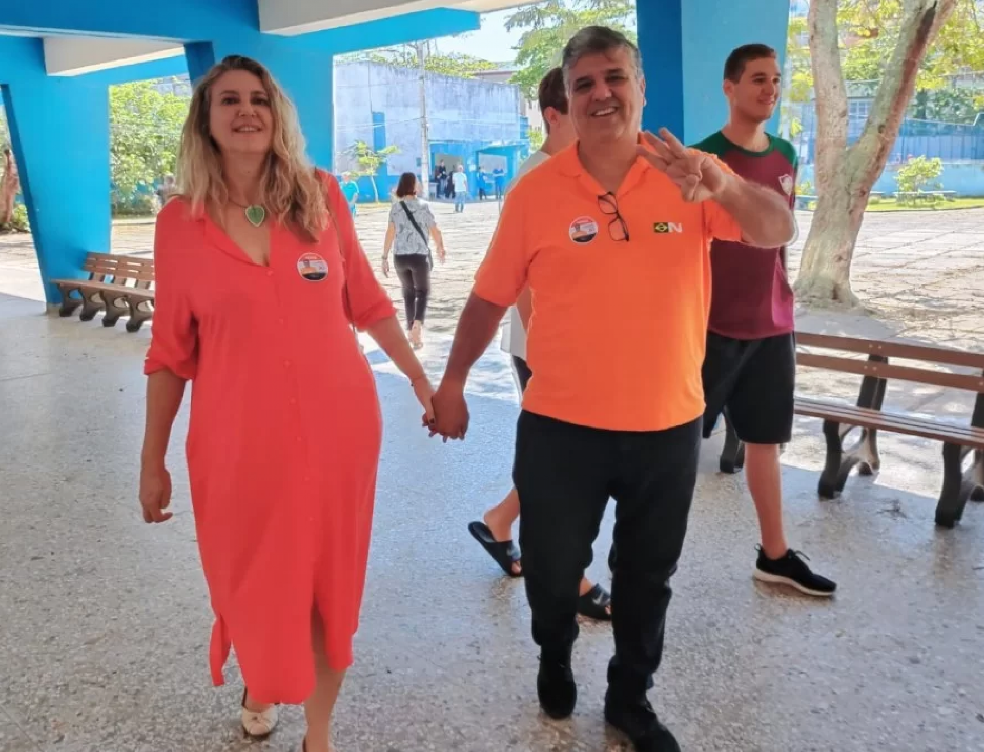 Candidato a prefeito Fernando Luiz Cardoso (NOVO) ao lado da esposa - Reprodu&ccedil;&atilde;o/Rede social 