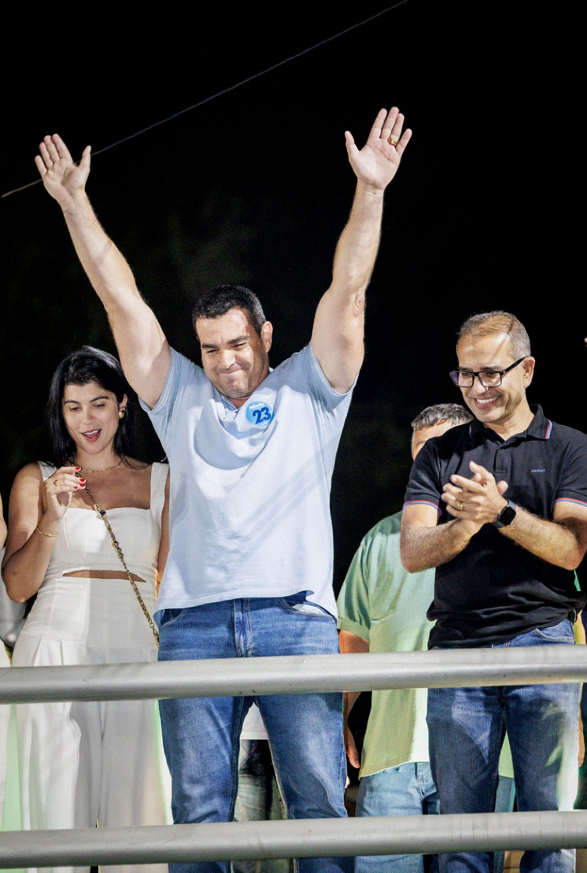 Fabinho Costa entre a esposa e o prefeito atual, Vantoil Martins 