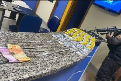 Polícia apreende sacola com drogas no Morro dos Milagres, São Pedro da Aldeia