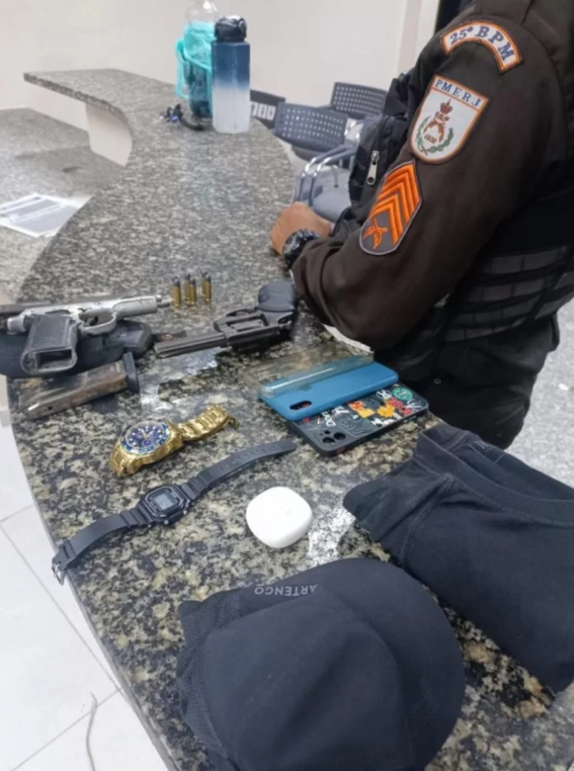 Dois relógios, três celulares, um fone de ouvido, um boné, uma camisa e R$ 32,00 em espécie. Além dos objetos roubados, com os acusados foram apreendidos um revólver calibre 38 com a numeração raspada e seis munições intactas, e uma pistola 9mm, também com a numeração e marca raspadas