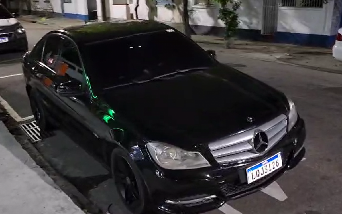 Criminoso estava em uma Mercedes Benz com placa adulterada