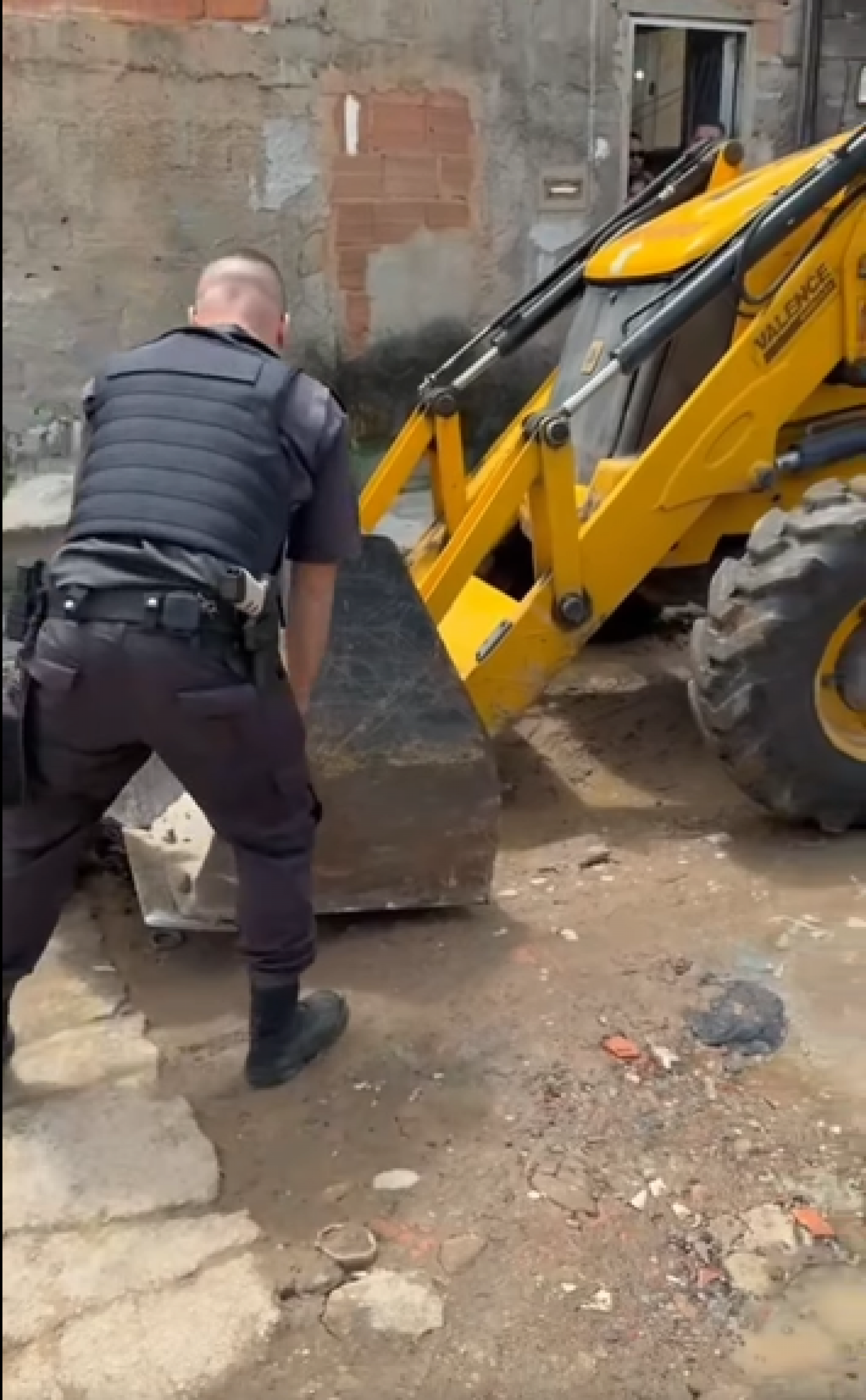 As barricadas atrapalhavam o deslocamento livre dos moradores e o acesso para realizações de obras da Prefeitura de Belford Roxo - Divulgação / 39º BPM