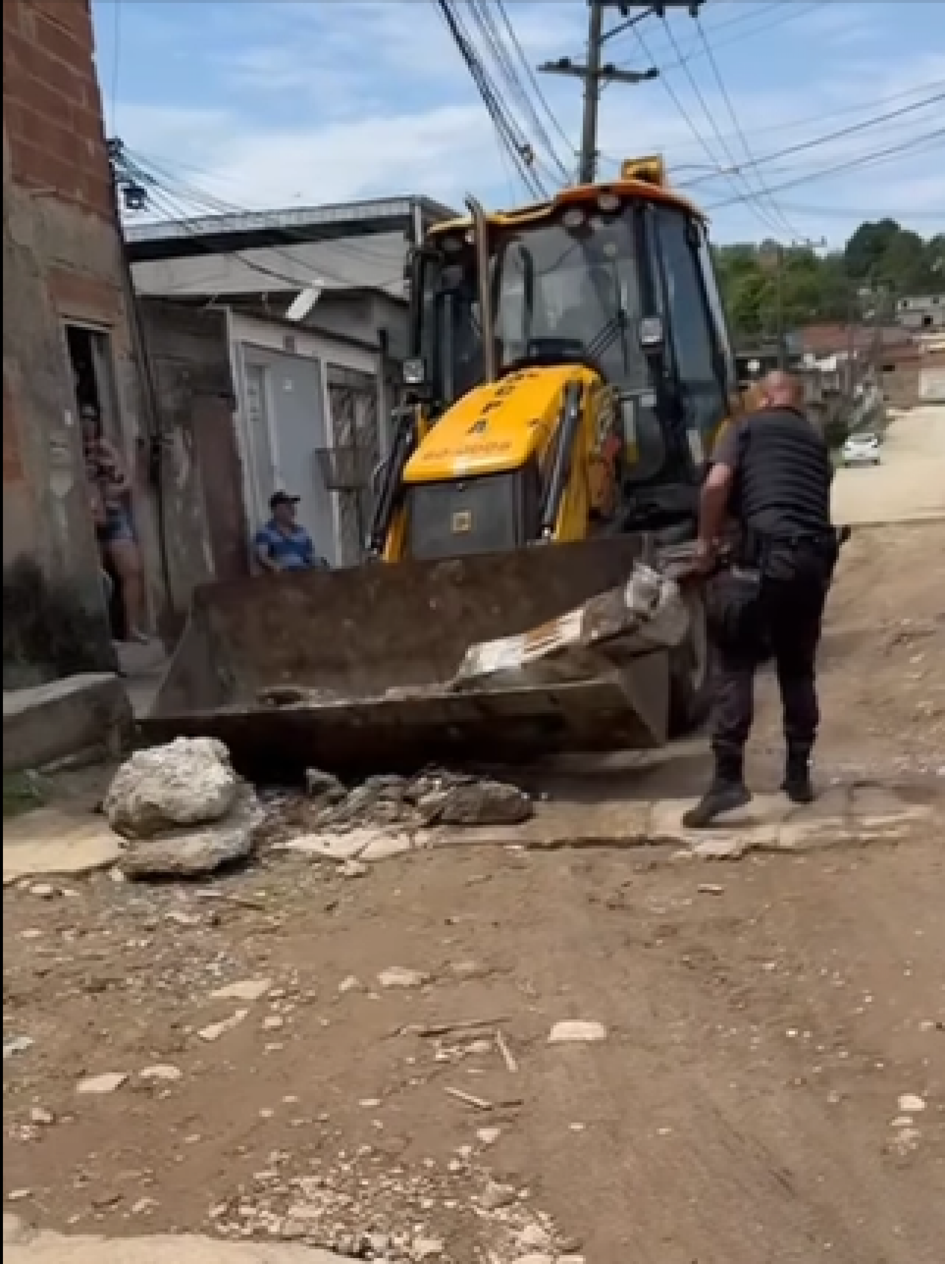 Policiais militares retirando barricadas do tráfico em Belford Roxo