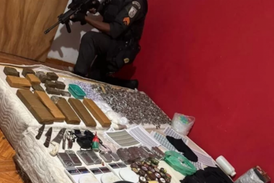 Polícia desmantela esconderijo do tráfico no Parque Eldorado, em Cabo Frio, e apreende farta quantidade de drogas