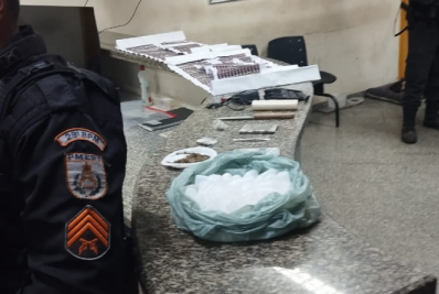 PM encontra tabletes de maconha e material para embrulhar