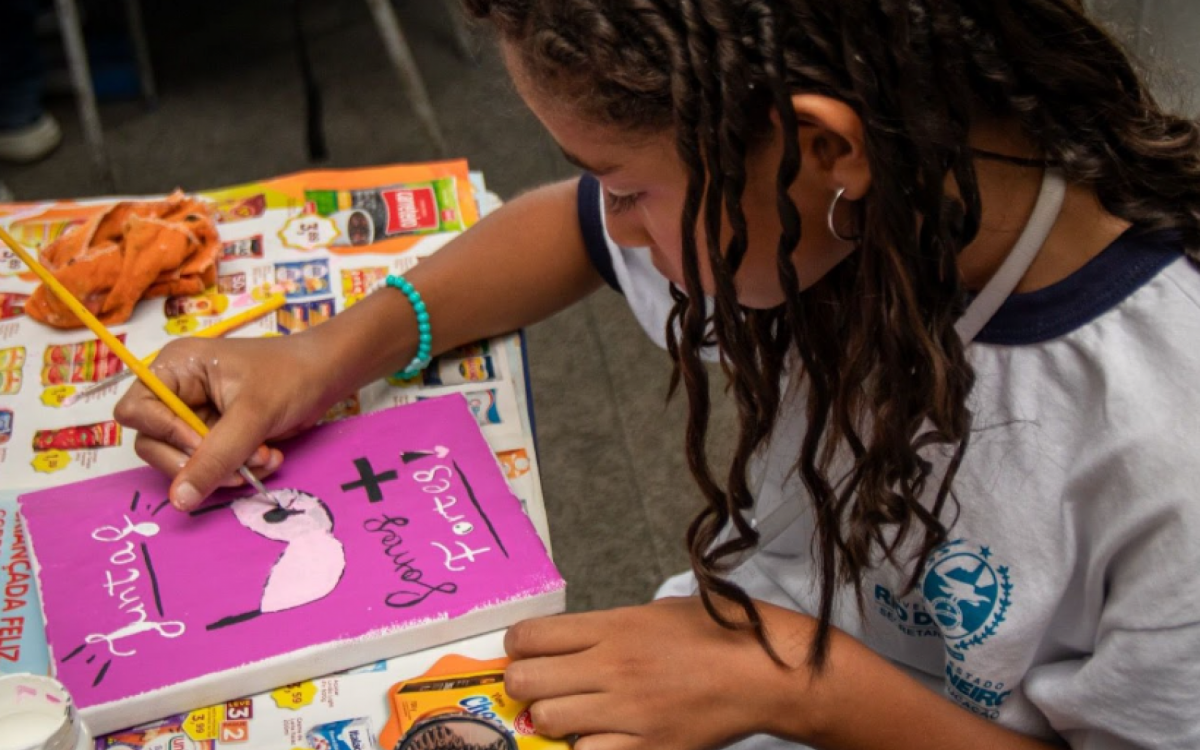 Os estudantes pintam seus próprios desenhos sobre o tema e podem se inspirar em alguns exemplos das campanhas disponíveis na internet