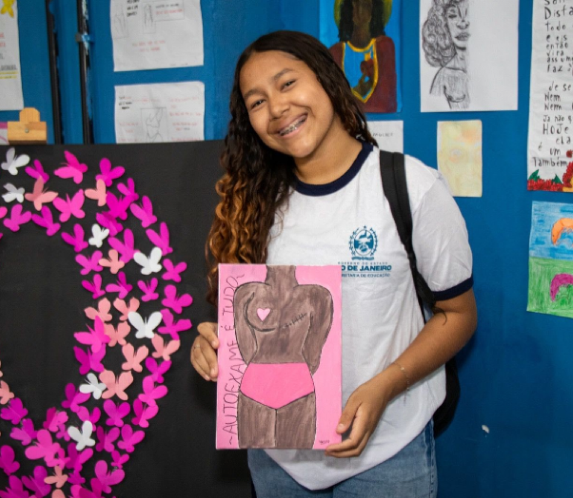 A estudante Nayane de Melo conta que ao fazer o quadro se inspirou na mãe de um amigo que venceu a doença - Bruno da Matta / Seeduc-RJ