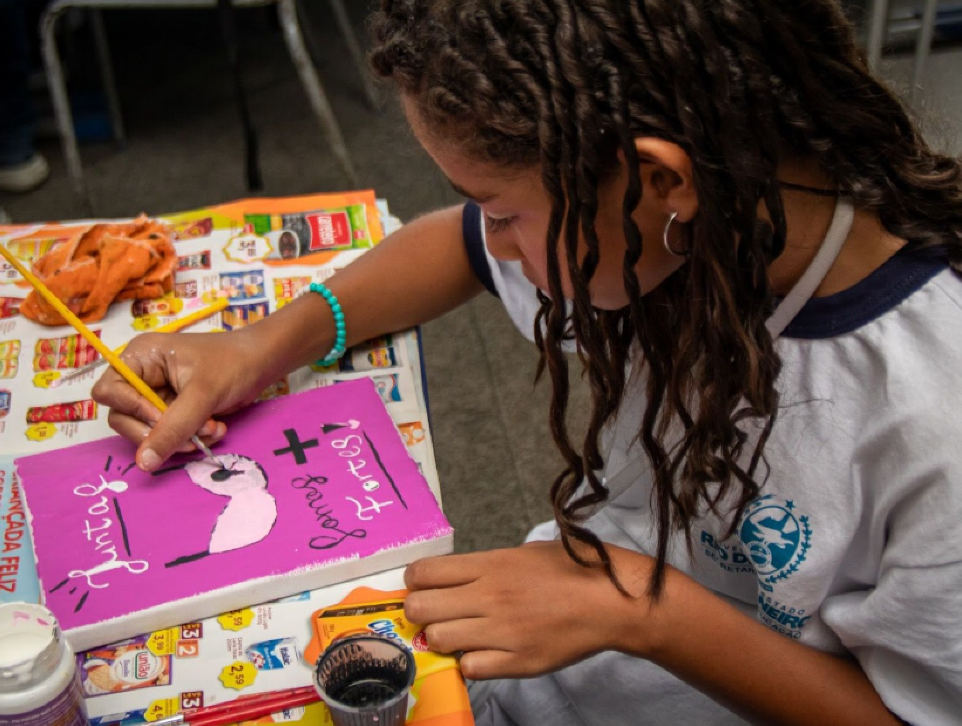 Os estudantes pintam seus próprios desenhos sobre o tema e podem se inspirar em alguns exemplos das campanhas disponíveis na internet - Bruno da Matta / Seeduc-RJ