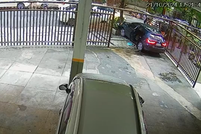 Vídeo: Carro desgovernado atravessa grade de prédio em Copacabana e quase atinge pedestres