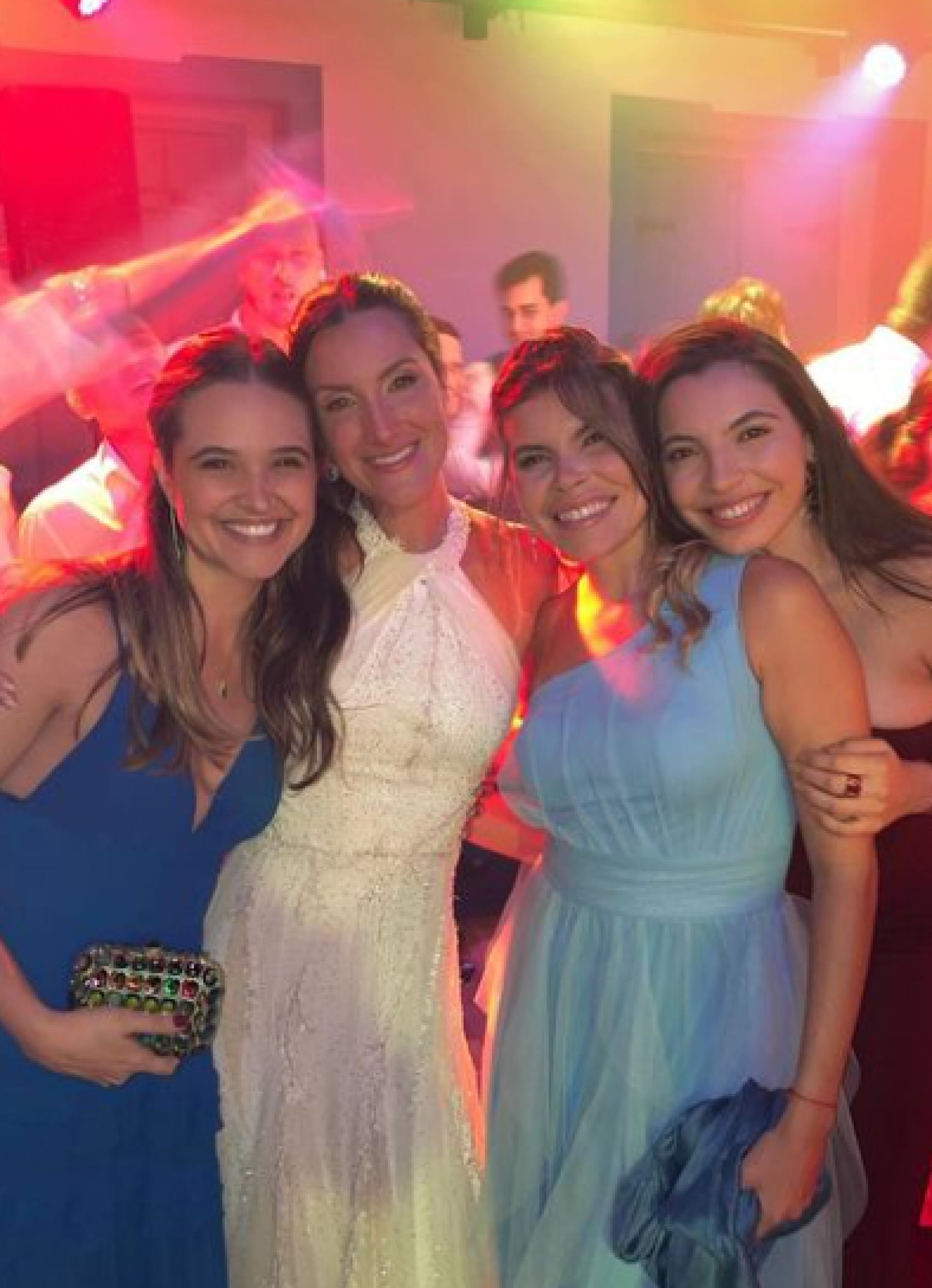 Juliana Paiva mostra visual escolhido para casamento da amiga: 'Celebrando como madrinha' - Reprodução / Instagram
