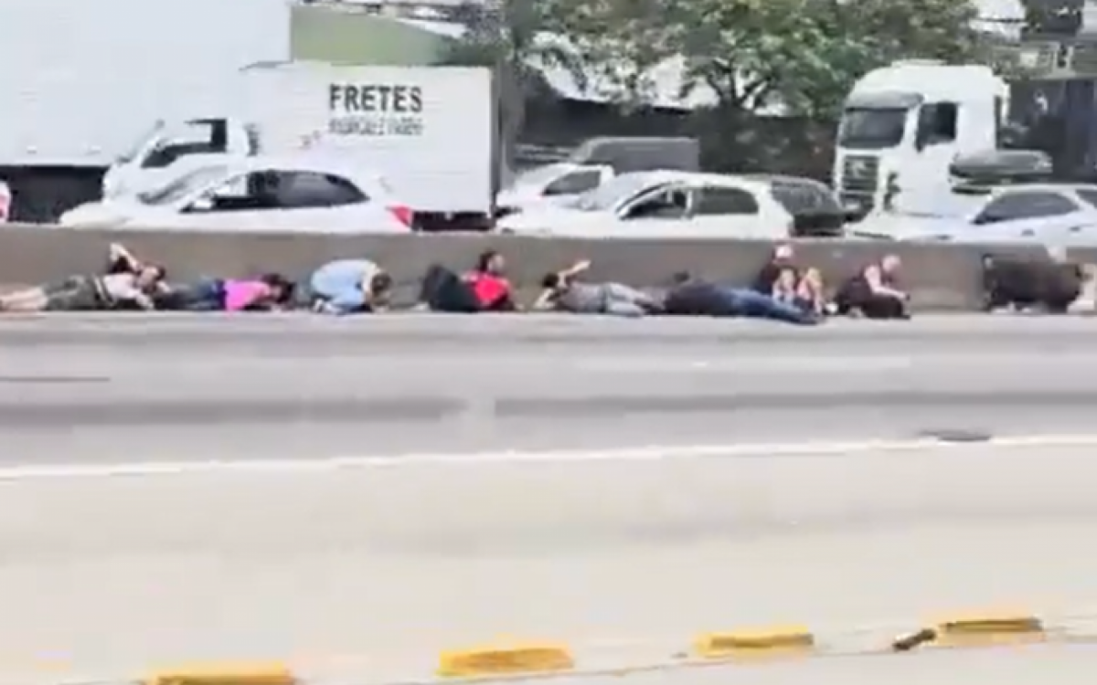 Motoristas se esconderam atr&aacute;s de muretas na Av. Brasil durante o tiroteio