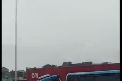 Ônibus e caminhões se envolvem em engavetamento na Brasil após interdição causada por tiroteios