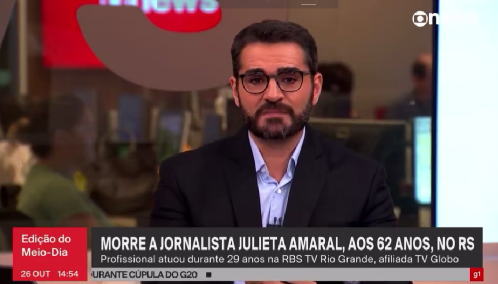 Marcelo Cosme chora ao noticiar morte de jornalista: 'Me ensinou a segurar o microfone' - Reprodução de vídeo / X