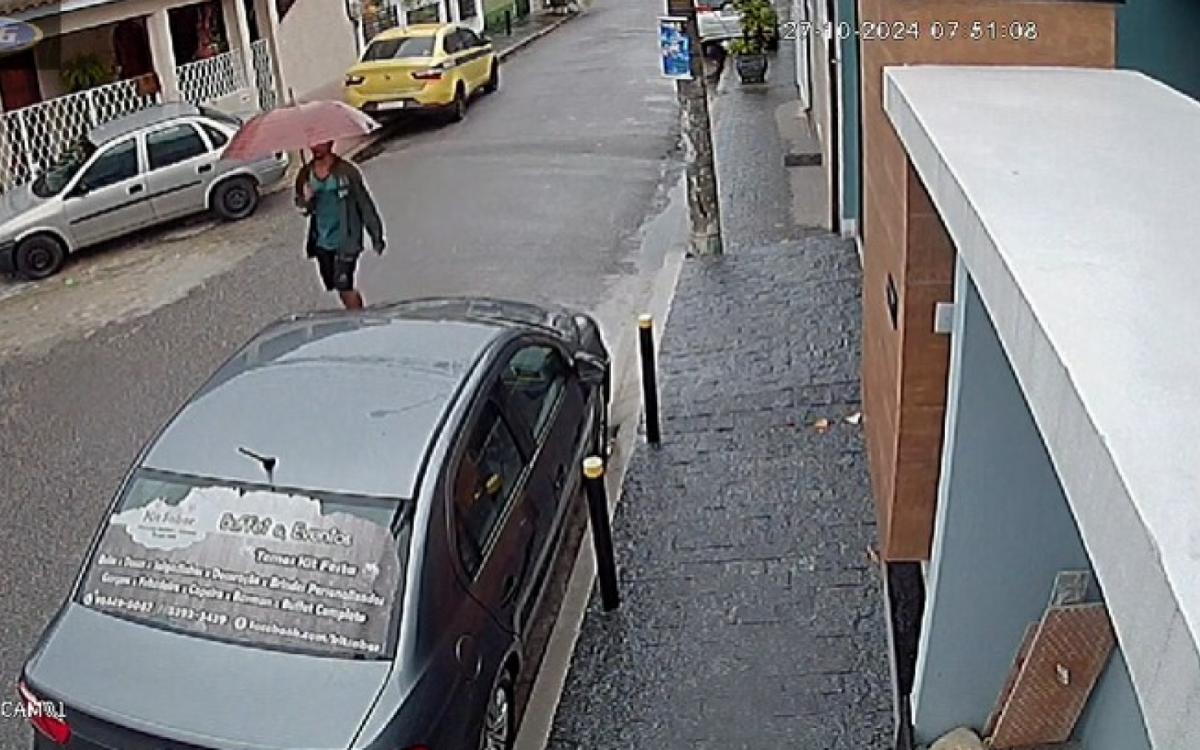 Luiz Carlos foi flagrado por câmeras de segurança, entrando na casa do casal - Reprodução