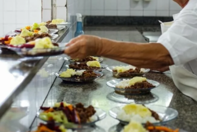 Merendeiras de escolas municipais de Cabo Frio denunciam falta de vínculo trabalhista com empresa terceirizada